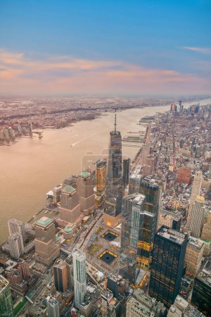 Téléchargez les photos : Vue aérienne de Manhattan au coucher du soleil, NYC aux États-Unis - en image libre de droit