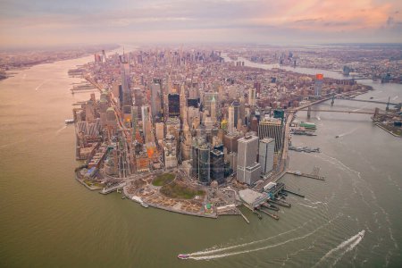Téléchargez les photos : Vue aérienne de Manhattan au coucher du soleil, NYC aux États-Unis - en image libre de droit