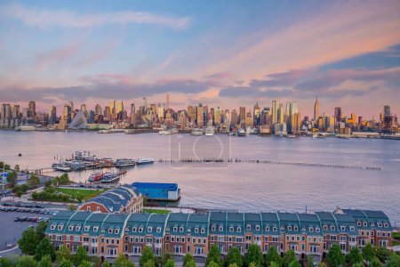 Téléchargez les photos : Paysage urbain de Manhattan au coucher du soleil, New York aux États-Unis - en image libre de droit