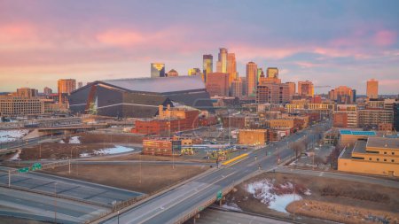 Foto de Paisaje urbano del skyline del centro de Minneapolis en Minnesota, los E.E.U.U. en la puesta del sol - Imagen libre de derechos