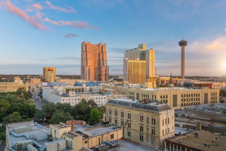 Stadtbild der Innenstadt von San Antonio in Texas, USA bei Sonnenuntergang