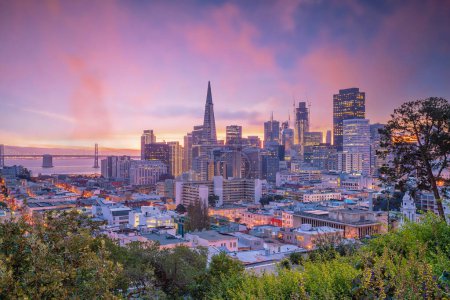 Foto de Vista de la ciudad del centro de negocios en el centro de San Francisco al atardecer, Estados Unidos - Imagen libre de derechos