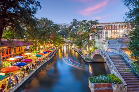 Téléchargez les photos : Promenade fluviale à San Antonio ville skyline paysage urbain du Texas États-Unis au coucher du soleil - en image libre de droit