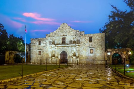 Téléchargez les photos : The Historic Alamo au crépuscule, San Antonio, Texas Etats-Unis - en image libre de droit