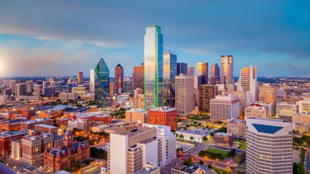 Téléchargez les photos : Dallas ville skyline paysage urbain du Texas États-Unis au coucher du soleil - en image libre de droit