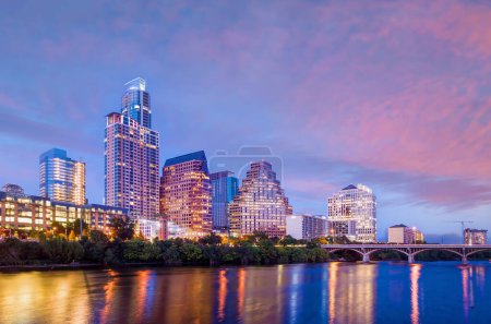 Téléchargez les photos : Austin ville skyline paysage urbain du Texas États-Unis au coucher du soleil - en image libre de droit