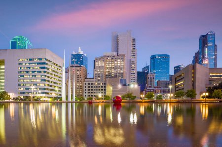Téléchargez les photos : Dallas ville skyline paysage urbain du Texas États-Unis au coucher du soleil - en image libre de droit