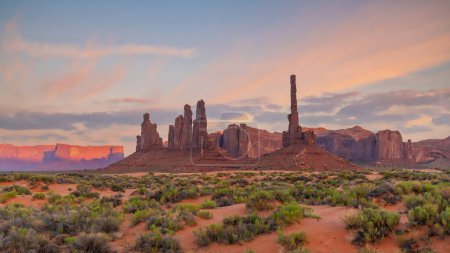 Téléchargez les photos : Totem et dunes de sable à Monument Valley, Arizona USA au coucher du soleil - en image libre de droit