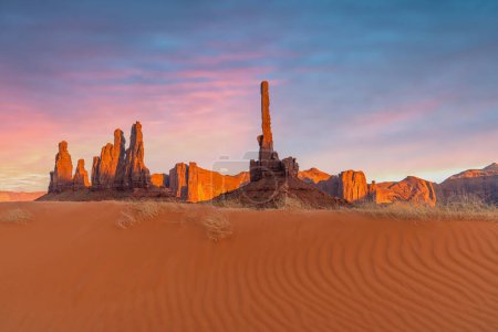 Téléchargez les photos : Totem et dunes de sable à Monument Valley, Arizona USA au coucher du soleil - en image libre de droit