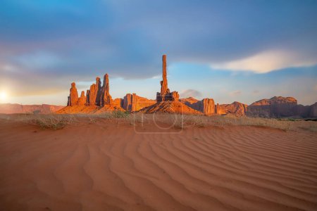 Foto de Poste tótem y dunas de arena en Monument Valley, Arizona USA al atardecer - Imagen libre de derechos