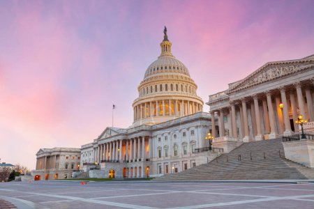 Das Kapitol der Vereinigten Staaten in Washington DC. Amerikanisches Wahrzeichen bei Sonnenuntergang