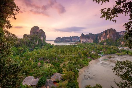 Téléchargez les photos : Belle vue sur la plage de Railay, Krabi, Thaïlande depuis la vue du haut au coucher du soleil - en image libre de droit