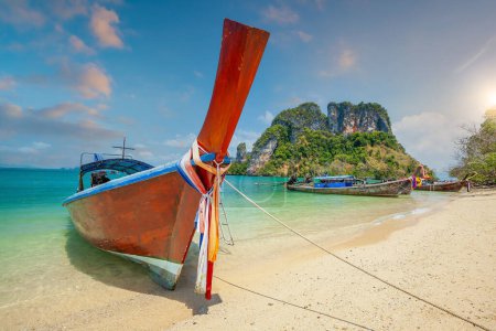 Téléchargez les photos : Bateau traditionnel thaïlandais à queue longue en bois coloré et belle plage de sable dans la province de Krabi, Thaïlande. - en image libre de droit
