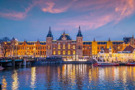 Téléchargez les photos : Gare centrale d'Amsterdam aux Pays-Bas au coucher du soleil - en image libre de droit