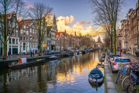Foto de Centro de Amsterdam horizonte de la ciudad. Paisaje urbano en Holanda al atardecer - Imagen libre de derechos