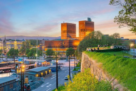 Téléchargez les photos : Oslo centre ville skyline paysage urbain en Norvège au coucher du soleil - en image libre de droit