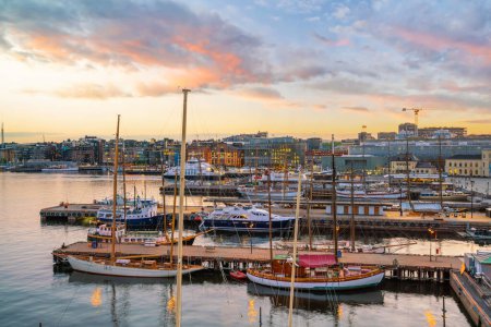 Téléchargez les photos : Oslo centre ville skyline paysage urbain en Norvège au coucher du soleil - en image libre de droit