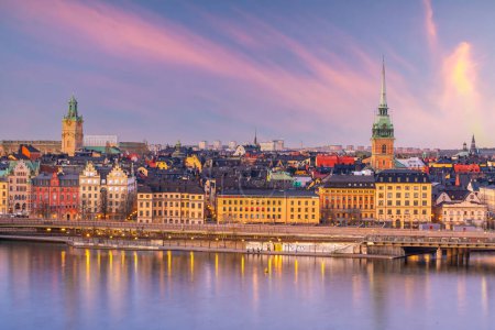 Foto de Ciudad vieja de Estocolmo skyline, paisaje urbano de Suecia al atardecer - Imagen libre de derechos