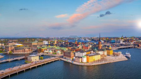 Téléchargez les photos : Stockholm vieille ville skyline, paysage urbain de la Suède au coucher du soleil - en image libre de droit