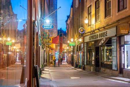 Foto de STOCKHOLM, SUECIA - 7 DE MAYO DE 2018: Calle comercial de Gamla Stan en el centro histórico de Estocolmo, Suecia por la noche - Imagen libre de derechos