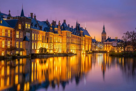 Téléchargez les photos : Binnenhof château (Parlement néerlandais) paysage urbain centre-ville skyline de La Haye aux Pays-Bas au coucher du soleil - en image libre de droit