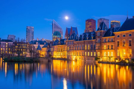 Téléchargez les photos : Binnenhof château (Parlement néerlandais) paysage urbain centre-ville skyline de La Haye aux Pays-Bas au coucher du soleil - en image libre de droit