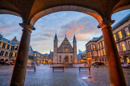 Téléchargez les photos : Cour intérieure du palais Binnenhof à La Haye, Pays-Bas la nuit - en image libre de droit