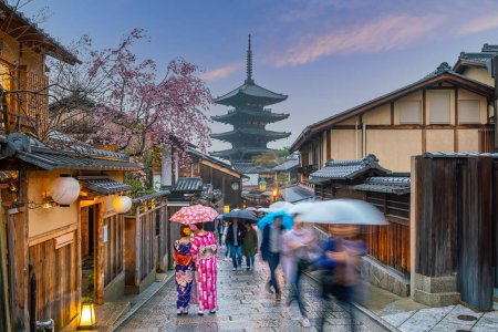 Foto de Ciudad vieja de Kioto durante la temporada de sakura en Japón al atardecer - Imagen libre de derechos