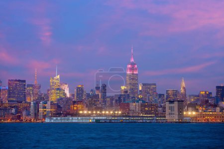 Photo for New York City skyline, cityscape of Manhattan in USA at sunset - Royalty Free Image