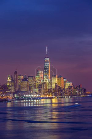 Téléchargez les photos : New York City skyline, paysage urbain de Manhattan aux États-Unis au coucher du soleil - en image libre de droit