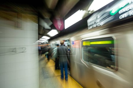Téléchargez les photos : New York City métro à Manhattan aux États-Unis (technique de vitesse d'obturation lente) - en image libre de droit