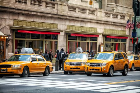 Téléchargez les photos : Taxi Jaune à Manhattan, New York aux Etats-Unis - en image libre de droit