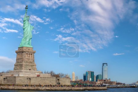 Téléchargez les photos : La statue de la Liberté à Manhattan, New York aux Etats-Unis - en image libre de droit