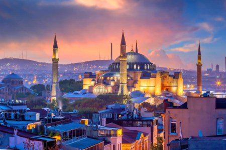 Foto de Hermosa vista sobre Santa Sofía en Estambul, Turquía desde la cima al atardecer - Imagen libre de derechos