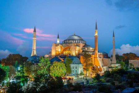 Téléchargez les photos : Belle vue sur Hagia Sophia à Istanbul, Turquie du coucher du soleil - en image libre de droit