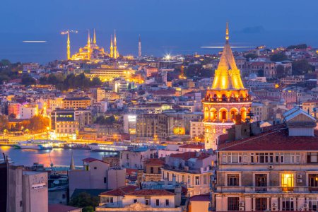 Téléchargez les photos : Paysage urbain du centre-ville d'Istanbul en Turquie au coucher du soleil avec la tour Glalaga - en image libre de droit