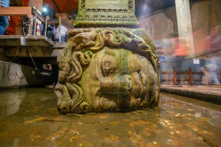 Téléchargez les photos : La colonne avec base de tête méduse inversée à l'intérieur de la citerne Basilique à Istanbul, Turquie - en image libre de droit