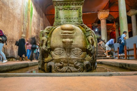 Foto de La Columna con la base invertida de la cabeza de Medusa dentro de la Cisterna Basílica en Estambul, Turquía - Imagen libre de derechos