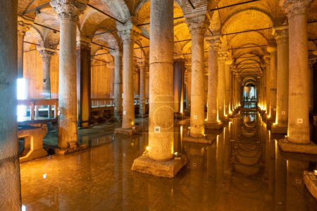 Foto de Pilares dentro de la Cisterna Basílica en Estambul, Turquía - Imagen libre de derechos