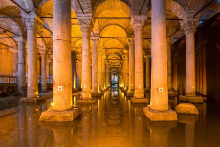 Foto de Pilares dentro de la Cisterna Basílica en Estambul, Turquía - Imagen libre de derechos