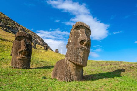 Téléchargez les photos : L'ancien moai sur l'île de Pâques à 3000 miles au large des côtes du Chili - en image libre de droit