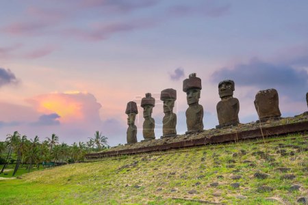 Téléchargez les photos : L'ancien moai sur l'île de Pâques 2,000 miles au large de la côte du Chili au coucher du soleil - en image libre de droit