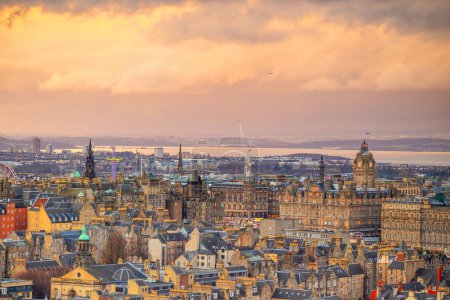 Téléchargez les photos : Vieille ville d'Édimbourg skyline. Paysage urbain en Écosse au coucher du soleil - en image libre de droit