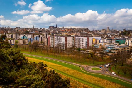 Téléchargez les photos : Vieille ville d'Édimbourg skyline. Paysage urbain en Écosse - en image libre de droit