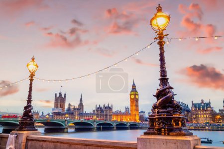 Foto de Ciudad de Londres skyline con Big Ben y Casas del Parlamento, paisaje urbano en Reino Unido Inglaterra - Imagen libre de derechos