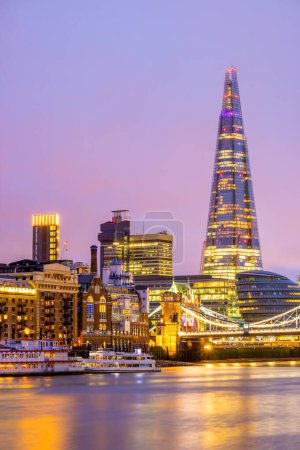 Téléchargez les photos : Skyline de Londres, paysage urbain au Royaume-Uni Angleterre la nuit - en image libre de droit