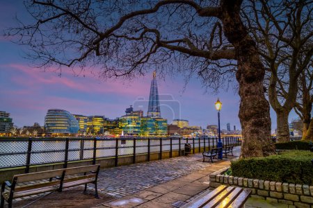 Téléchargez les photos : Skyline de Londres, paysage urbain au Royaume-Uni Angleterre la nuit - en image libre de droit