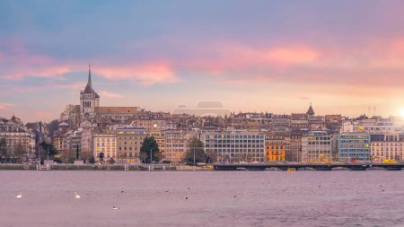 Téléchargez les photos : Skyline de Genève avec le lac Léman, paysage urbain de la Suisse au coucher du soleil - en image libre de droit