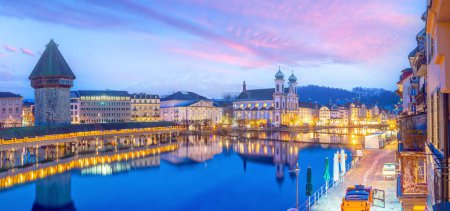 Téléchargez les photos : Centre historique de Lucerne avec pont chapelle et lac des Quatre-Cantons en Suisse au coucher du soleil - en image libre de droit