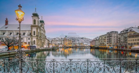 Téléchargez les photos : Centre historique de Lucerne avec pont chapelle et lac des Quatre-Cantons en Suisse au coucher du soleil - en image libre de droit